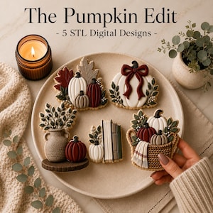 Puede incluir: Cinco galletas con temática de calabaza en un plato redondo, con diseños de calabazas con hojas, una calabaza con un lazo rojo, un jarrón con follaje, una pila de libros y una cesta con calabazas. Texto: The Pumpkin Edit - 5 STL Digital Designs.