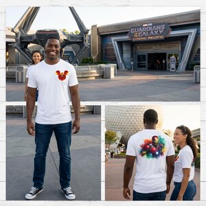 Puede incluir: Camisetas blancas con gr&aacute;ficos coloridos. Una camiseta presenta un dise&ntilde;o de Mickey Mouse, mientras que otra muestra una imagen de Iron Man con efecto acuarela. Las camisetas son usadas por personas frente a un parque tem&aacute;tico.