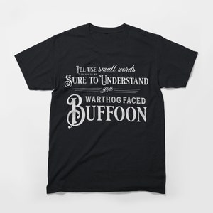 Pode incluir: Camiseta preta com texto branco. O texto diz: "Vou usar palavras pequenas para que você entenda, seu, BUFFÃO COM CARA DE FACÓQUERO."