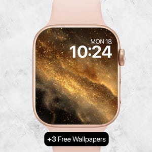 Könnte beinhalten: Eine roségoldene Smartwatch mit einem gold-schwarzen Display im Galaxie-Design, das die Uhrzeit 10:24 und das Datum Mo 18 anzeigt. Die Uhr hat ein hellrosa Armband und den Text "+3 Free Wallpapers" unten.