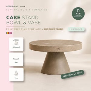 Op de afbeelding: Een digitale downloadbare sjabloon voor een taartstandaard, kom en vaas van ATELIER-K! met klei-instructies. De afbeelding toont een beige taartstandaard met een conische voet, een plat rond blad en een klein logo op de zijkant.