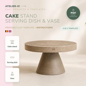 Può includere: Un'alzata per torte circolare color tortora con base conica e un piccolo logo sul lato. Il testo recita ATELIER-K! CLAY PROJECTS & TEMPLATES, CAKE STAND SERVING DISH & VASE, PRINTABLE CLAY TEMPLATE + INSTRUCTIONS, 3 IN 1 TEMPLATE, PDF DIGITAL DOWNLOAD.
