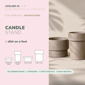 Op de afbeelding: Twee cilindervormige kleien kaarsenhouders in een matte beige afwerking, elk voorzien van een klein reliëflogo. De tekst luidt: ATELIER-K! CLAY PROJECTS & TEMPLATES, CLAY TEMPLATE + INSTRUCTIONS, CANDLE STAND, A dish on a foot, 36 COMBINATIONS.