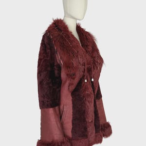 Vintage vinröd shearling-stil jacka dam vinterkappa rödbrun mocka look huva varma ytterkläder