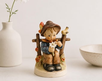 Vintage Goebel Hummel Hon älskar mig Hon älskar mig inte #174 W Tyskland Porslinsfigur Pojke med prästkrage Samlarobjekt Bra skick