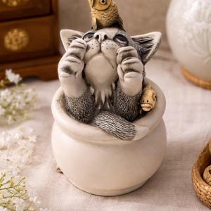 Harmony Kingdom Katt Fisk Kakburk Figur England Prydnadsask Djur Samlarobjekt Söt Kattdekor Signerad 1990-tals Hart