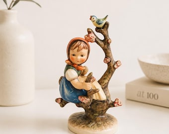 Vintage Goebel Hummel Äppelträdsflicka HUM 141 W Tyskland Porslinsfigur Handmålad Samlarfigur Cottagecore Dekor I Bra Skick