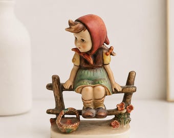 Vintage Goebel Hummel Figurine Just Resting #112 W Tyskland Flicka Sittande På Staket Handmålad Porslin Samlarobjekt