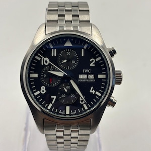 Puede incluir: Un reloj IWC Schaffhausen de acero inoxidable con esfera azul oscuro. El reloj presenta números, manecillas y subesferas blancas. La fecha se muestra a las 3 en punto. La correa es de acero inoxidable.