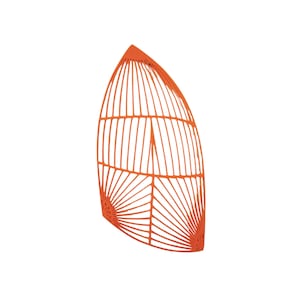 Può includere: Oggetto decorativo arancione a forma di gabbia, con la parte superiore arrotondata e una base a punta. Il design presenta linee verticali e a ventaglio, creando una struttura aperta e ariosa. L'oggetto è posto su uno sfondo bianco.