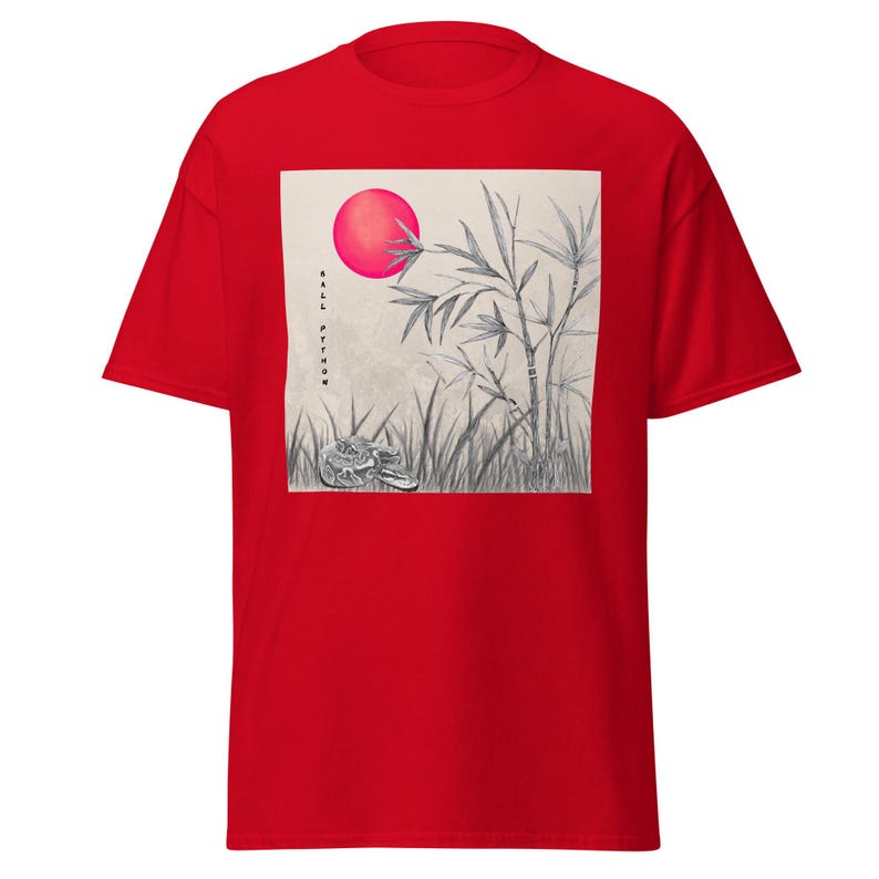 Może przedstawiać: Czerwona koszulka z graficznym wzorem przedstawiającym r&oacute;żowe słońce, łodygi bambusa i węża. Tekst "BALL PYTHON" jest wydrukowany pionowo. Projekt jest czarno-biały na beżowym tle.