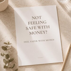 Puede incluir: Un papel rectangular blanco con el texto oscuro NOT FEELING SAFE WITH MONEY? FEEL SAFER WITH MONEY y la palabra MAISONELLA impresa en la parte inferior. El papel está colocado junto a un bolígrafo dorado y una pequeña rama con hojas verdes.