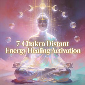 Könnte beinhalten: Digitales Kunstwerk eines meditierenden Buddha in der Lotusposition, der Licht ausstrahlt. Das Bild zeigt eine sanfte Farbpalette aus Rosa, Lila und Gold, mit dem Text "7-Chakra Distant Energy Healing Activation". Das Kunstwerk enthält himmlische Elemente.