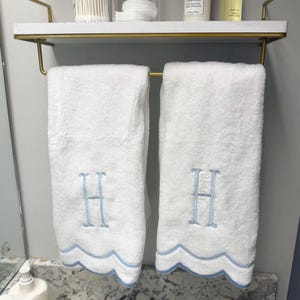 Handduk med monogram | vågig handduk | Gästbadrum