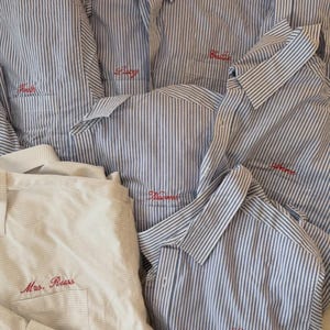 Puede incluir: Un juego de tres tazas de cerámica con un acabado mate moteado. Cada taza presenta un color diferente: azul claro, crema y gris. Las tazas tienen un diseño simple y moderno, ideal para café o té.