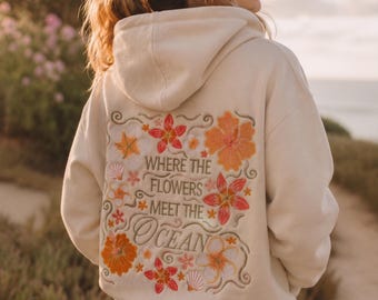 Personalisierter, bestickter Strandhoodie mit Blumenmuster und Meeresmotiven – das perfekte Geschenk für Sommerliebhaber der Küstenregion und der Natur.