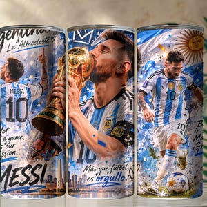 Puede incluir: Un vaso cilíndrico con un collage de Lionel Messi con la camiseta de fútbol de Argentina. El diseño incluye a Messi besando la Copa del Mundo, jugando en el campo y el texto Messi, La Albiceleste, y Más que fútbol, es orgullo.