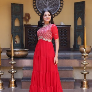 Anarkali-jurk met strassteentjes en pailletten | Gelaagde Indiase bruiloftsgastjurk | Salwar-jurk