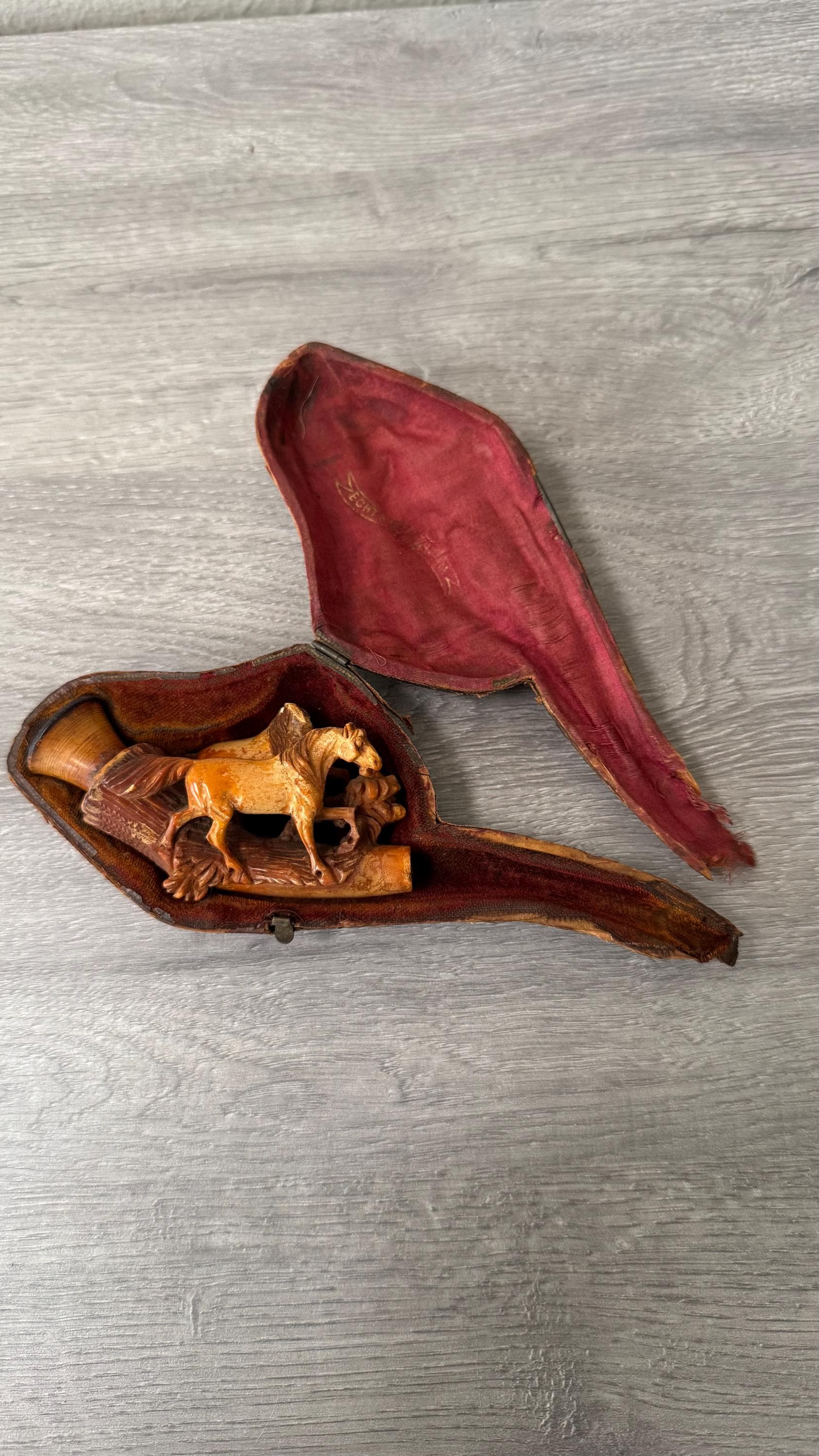ANCIENNE PIPE EN PORCELAINE DECOR CHEVEAUX CHEVAL
