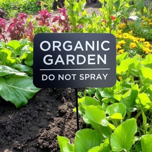 Organic Garden Sign – Do Not Spray | Engraved Metal Plaque with Stake | Community Garden Marker | Eco-Friendly Yard Sign | HOA Approved