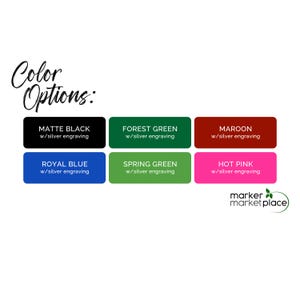 Puede incluir: Imagen que muestra opciones de color para un producto: Negro mate, Verde bosque, Granate, Azul real, Verde primavera y Rosa intenso. Cada color se muestra en un bloque rectangular con grabado plateado. El texto "Color Options" est&aacute; en la parte superior.
