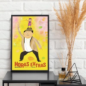 Peut inclure: Impression d'art encadr&eacute;e avec une illustration de dessin anim&eacute;. L'&oelig;uvre repr&eacute;sente un homme avec un enfant sur la t&ecirc;te, sur fond jaune avec le texte "Horas Extras". L'impression est dans un cadre noir.