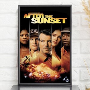 Może przedstawiać: Oprawiony plakat filmowy do filmu After the Sunset w reżyserii Bretta Ratnera. Plakat przedstawia pięcioro aktorów w pionowych panelach nad ognistą eksplozją z rozrzuconymi diamentami. Tytuł jest wydrukowany dużymi żółtymi literami na górze.