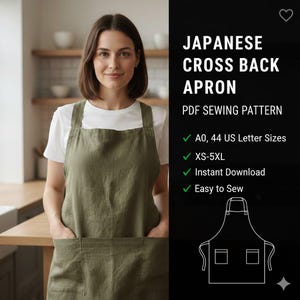 Puede incluir: Una mujer con un delantal japonés de espalda cruzada verde. El delantal tiene un bolsillo delantero grande y un diseño de espalda cruzada. El texto a la derecha dice "Japanese Cross Back Apron PDF Sewing Pattern" con detalles de tamaño y descarga.