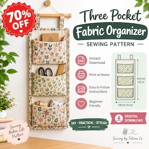 Puede incluir: Un patrón de costura para organizador de pared de tela con tres bolsillos y estampado floral. El organizador cuelga de una varilla de madera y mide 55,9 cm de alto por 28 cm de ancho. Los bolsillos contienen un cuaderno, tijeras y una regla.