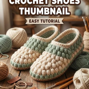 Puede incluir: Un par de zapatos tejidos a mano con un patrón de puntos de burbuja texturizados en hilo color crema y verde salvia. El texto CROCHET SHOES THUMBNAIL EASY TUTORIAL aparece sobre los zapatos, rodeados de ovillos y ganchillos.