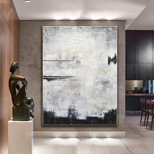 Op de afbeelding: Groot abstract schilderij in tinten wit, grijs en zwart. Het kunstwerk heeft getextureerde penseelstreken en horizontale en verticale lijnen. Het schilderij wordt tentoongesteld in een moderne interieursetting, met een bronzen beeld en een witte sokkel.