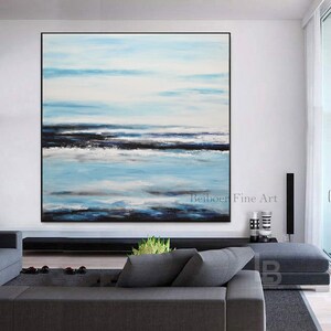 Pu&ograve; includere: Dipinto astratto di un paesaggio marino blu e bianco con linee nere. Il dipinto &egrave; appeso a una parete bianca in un soggiorno moderno.
