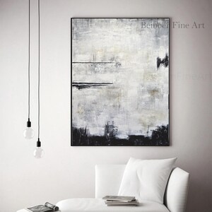 Op de afbeelding: Abstract zwart-wit schilderij met een zwart frame. Het kunstwerk heeft een textuur, gelaagd ontwerp met horizontale en verticale penseelstreken. Het schilderij heeft een moderne esthetiek en is geschikt voor interieurdecoratie.