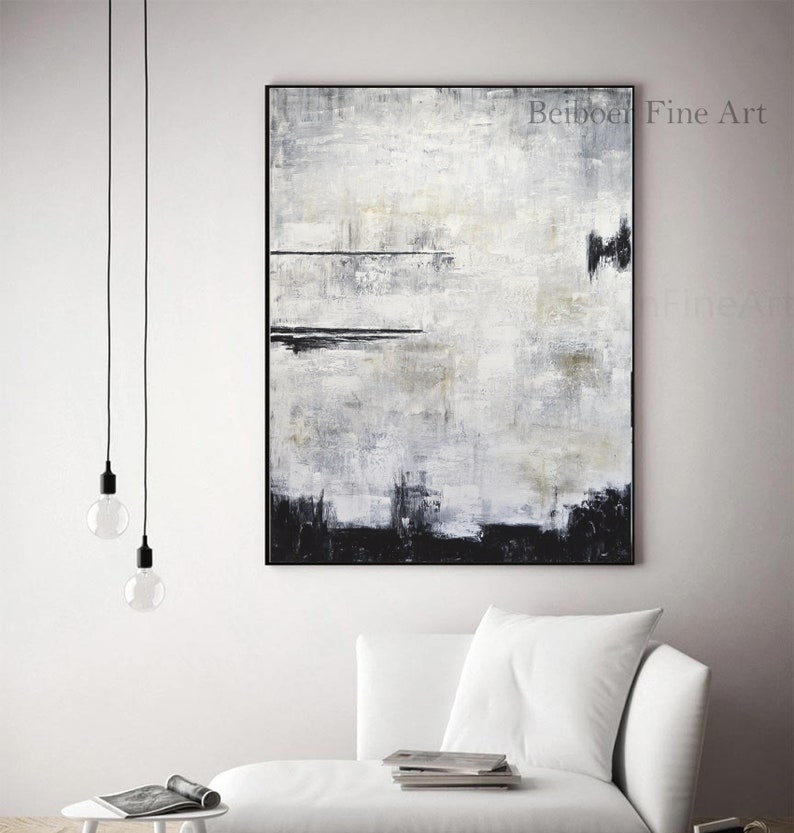 Op de afbeelding: Abstract zwart-wit schilderij met een zwart frame. Het kunstwerk heeft een textuur, gelaagd ontwerp met horizontale en verticale penseelstreken. Het schilderij heeft een moderne esthetiek en is geschikt voor interieurdecoratie.