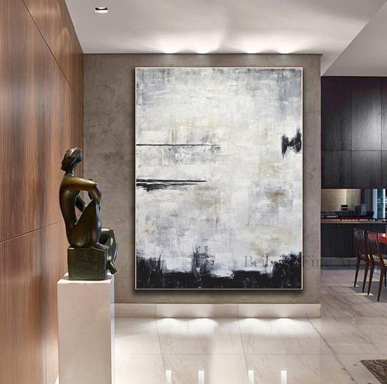 Op de afbeelding: Groot abstract schilderij in tinten wit, grijs en zwart. Het kunstwerk heeft getextureerde penseelstreken en horizontale en verticale lijnen. Het schilderij wordt tentoongesteld in een moderne interieursetting, met een bronzen beeld en een witte sokkel.
