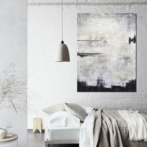 Op de afbeelding: Abstract kunstwerk in tinten wit, grijs en zwart. Het schilderij heeft een textuur met zichtbare penseelstreken en de tekst "Beiboer Fine Art". Het kunstwerk hangt boven een bed in een kamer met een hanglamp.