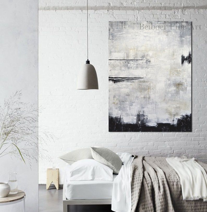 Op de afbeelding: Abstract kunstwerk in tinten wit, grijs en zwart. Het schilderij heeft een textuur met zichtbare penseelstreken en de tekst "Beiboer Fine Art". Het kunstwerk hangt boven een bed in een kamer met een hanglamp.