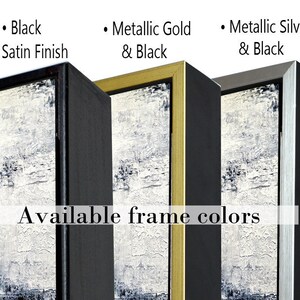 Op de afbeelding: Afbeelding met ingelijste kunstwerken met verschillende framekleuren. Beschikbare framekleuren zijn wit, esdoorn, zwart, metallic goud en zwart, metallic zilver en zwart, effen goud metallic en effen zilver metallic. De tekst luidt: "Beschikbare framekleuren".