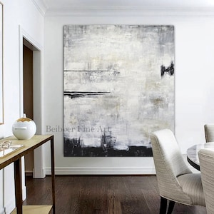 Op de afbeelding: Groot abstract schilderij met een neutraal kleurenpalet, voornamelijk wit, grijs en zwart. Het getextureerde kunstwerk heeft horizontale en verticale penseelstreken. Het kunstwerk wordt tentoongesteld in een eetkamer, met de tekst "Beibber Fine Art".