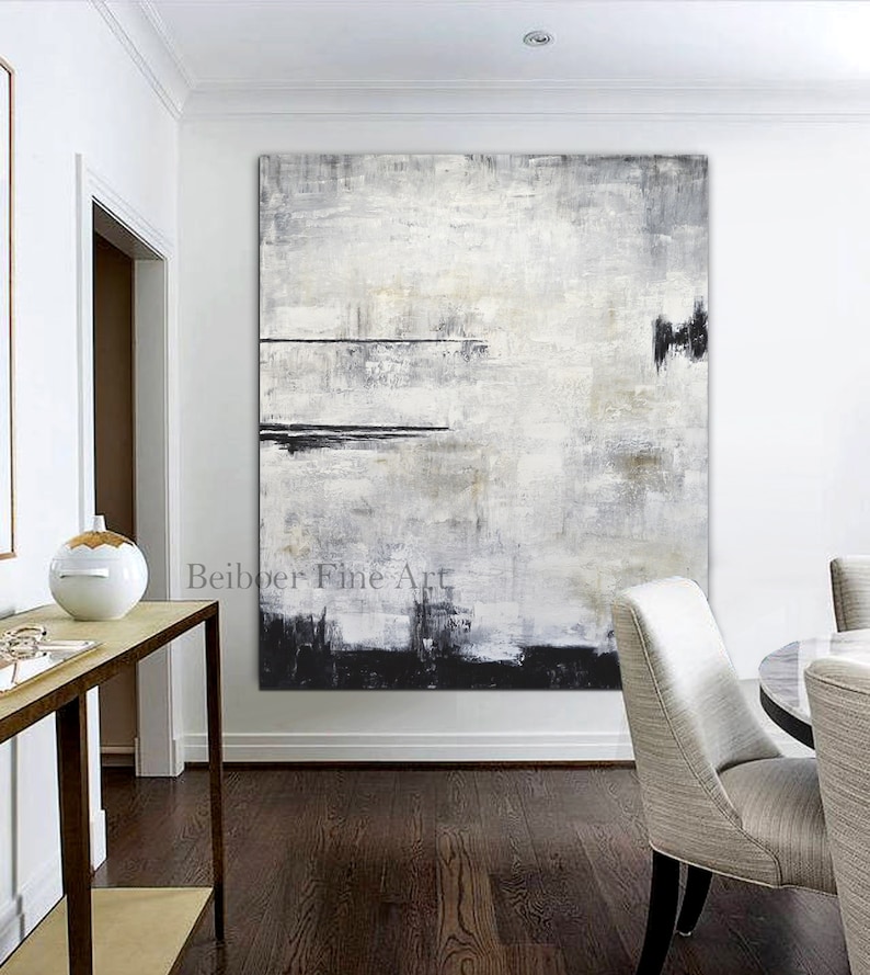 Op de afbeelding: Groot abstract schilderij met een neutraal kleurenpalet, voornamelijk wit, grijs en zwart. Het getextureerde kunstwerk heeft horizontale en verticale penseelstreken. Het kunstwerk wordt tentoongesteld in een eetkamer, met de tekst "Beibber Fine Art".