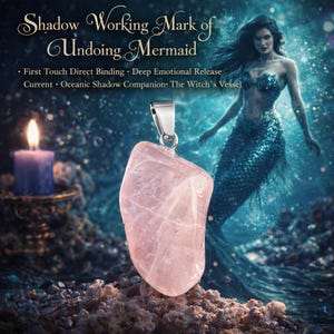 Op de afbeelding: Een roze rozenkwarts hanger met een zilveren beugel. De hanger is glad en gepolijst, met een enigszins onregelmatige vorm. De achtergrond toont een zeemeermin illustratie en de tekst "Shadow Working Mark of Undoing Mermaid."