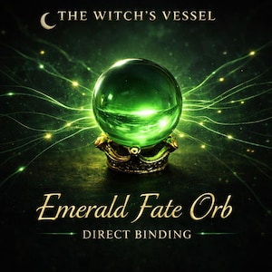 Puede incluir: Una bola de cristal verde esmeralda, apoyada sobre una base decorativa dorada, brilla con luz interna. El texto "The Witch's Vessel" y "Emerald Fate Orb" se muestran encima y debajo de la esfera, con "Direct Binding" debajo.