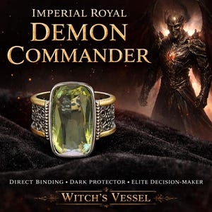 Può includere: Un anello con una grande gemma rettangolare verde chiaro. L'anello ha una fascia argentata con un accento dorato e dettagli ornati. Il testo sull'immagine recita "IMPERIAL ROYAL DEMON COMMANDER" e "WITCH'S VESSEL".