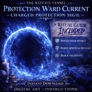 Könnte beinhalten: Eine weiße Keramik-Tasse mit schwarzem Henkel und dem Text "But First, Coffee" in fetter, schwarzer Schrift. Die Tasse steht vor einem verschwommenen Hintergrund, der eine gemütliche Umgebung andeutet.