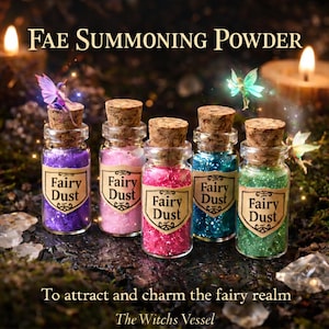 Puede incluir: Cinco pequeños frascos de vidrio llenos de brillantina de colores etiquetados "Fairy Dust" con tapones de corcho. Las botellas contienen brillantina morada, rosa, roja, azul y verde. El texto "Fae Summoning Powder" y "To attract and charm the fairy realm" están arriba y abajo.