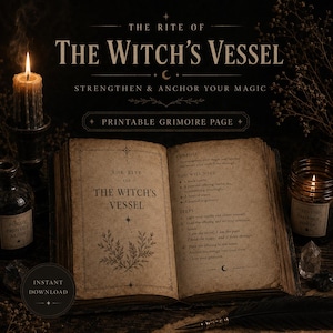 Könnte beinhalten: Ein aufgeschlagenes Buch mit gealterten, pergamentartigen Seiten, das den Text The Rite of The Witch's Vessel, eine Liste mit Ritualbedarf und nummerierte Schritte enthält. Die Seite zeigt botanische Illustrationen, eine Kerze, ein Glas und eine schwarze Feder.
