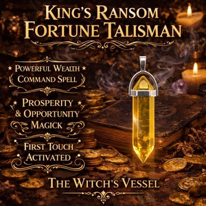 Può includere: Un pendente di cristallo giallo dorato con dettagli argentati, su uno sfondo di monete, un vecchio libro e candele. Il testo recita "King's Ransom Fortune Talisman" e "The Witch's Vessel."
