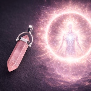Può includere: Un ciondolo in quarzo rosa con un'ansa argentata. Il cristallo ha una forma esagonale. Sullo sfondo, un'illustrazione luminosa di una persona all'interno di un cerchio rosa brillante.