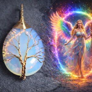 Puede incluir: Un colgante con una piedra opalescente en forma de lágrima, envuelta en alambre dorado con un diseño de árbol. Junto a él, una ilustración digital de una mujer con alas de arcoíris y un báculo, rodeada de un aura brillante y colorida.