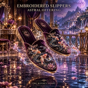 Könnte beinhalten: Dunkelviolette Samthausschuhe mit aufwendigen Stickereien von Koi-Fischen und Lotusblüten. Der Text EMBROIDERED SLIPPERS ASTRAL OFFERING und THE WITCH'S VESSEL ist abgebildet. Die Hausschuhe haben einen goldfarbenen Rand und Absatz.
